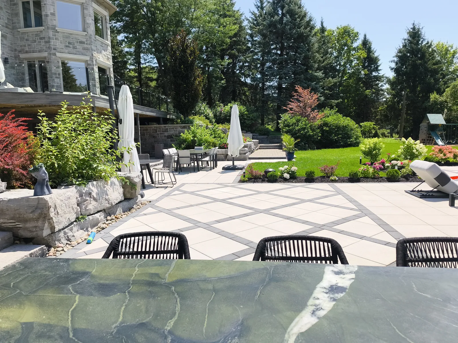 Patterned stone counter and dining area on the pool patio